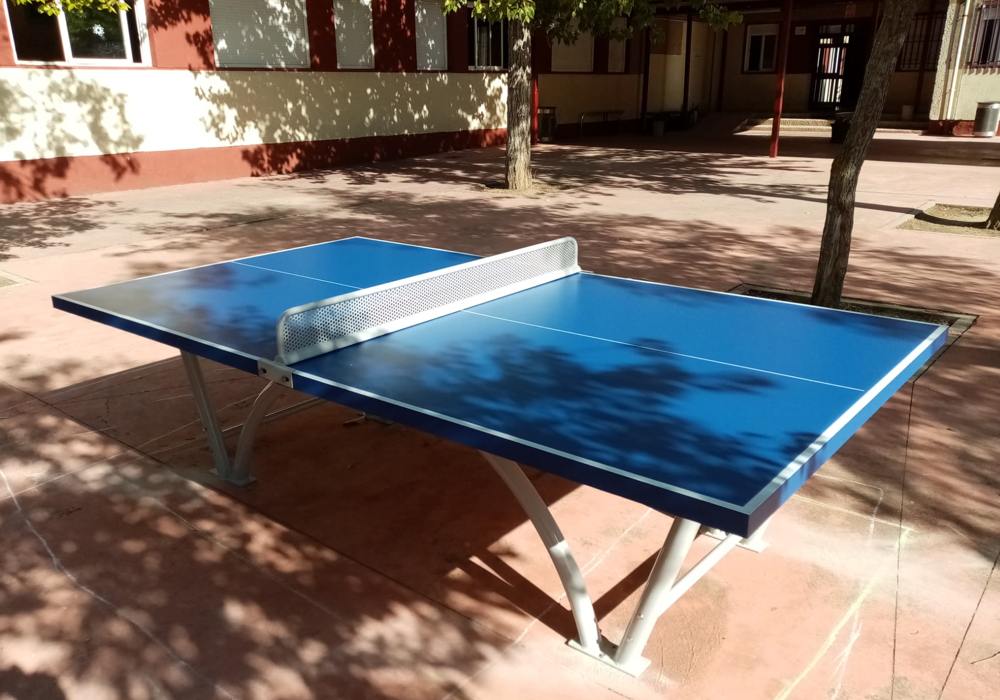 UNE TABLE DE PING-PONG