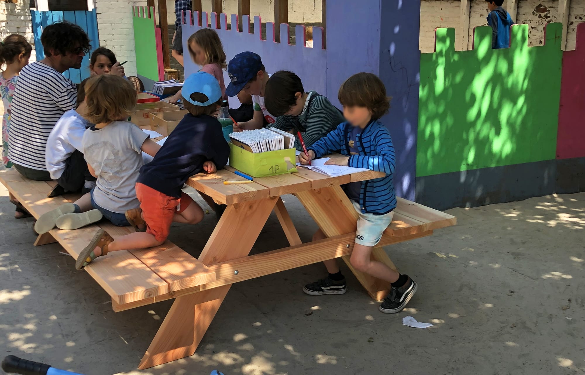 DES TABLES  DE PIQUE-NIQUE