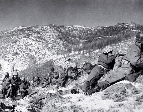 Korean War, 15. 1st Marine Division 1950 Chosin Reservoir Marines fight a grueling battle in a retreat with over 100,000 chinese soldiers in North Korea and survives.