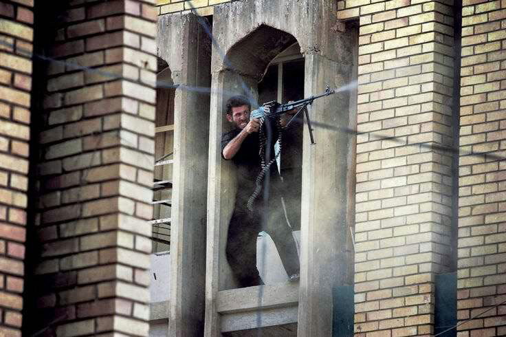 Iraq War 2004 Militamen propelled rocket grenades