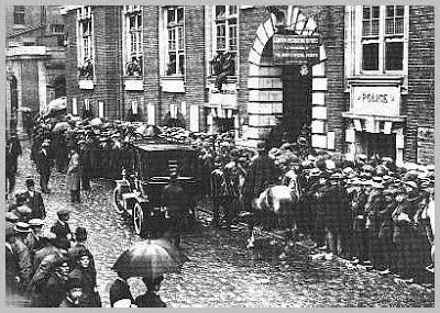 World War 1 British hordes swamp the recruiting office.