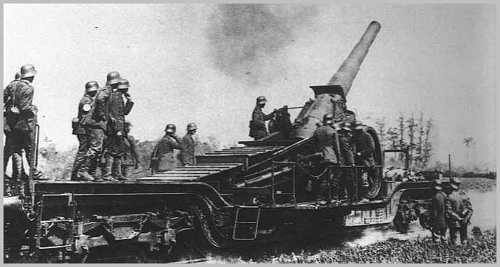 World War 1 German 17cm gun on rail mount. The recoil would propel the carriage 100 feet down the siding.