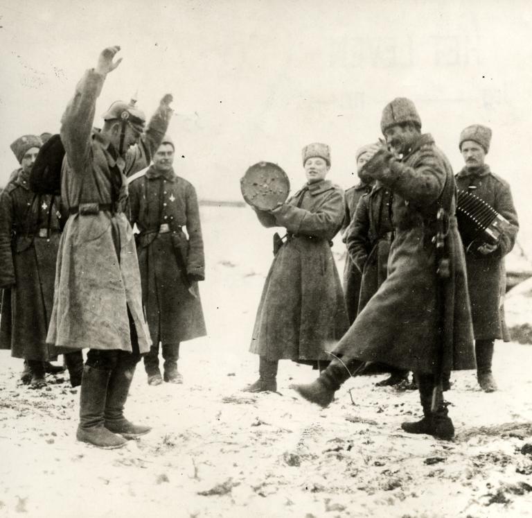 World War 1, Russian military. Russians learn to dance the steppes German prisoner of war. Eastern Front, Russia, 1915.