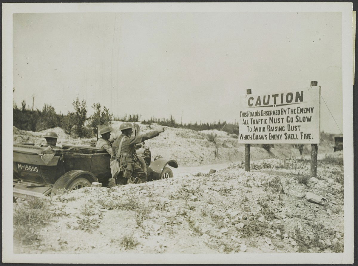 World War 1  British western front in Fankrijk. A controller reminds the driver of a car on a major statement,Caution this road by the enemy being watched