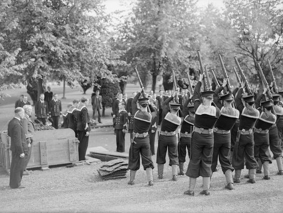 World War 2 FUNERAL OF DUTCH SAILOR IN SCOTLAND. 13 SEPTEMBER 1944, ROSYTH. THE FUNERAL OF PETTY OFFICER WOUTER CORNELEIS ENGLEHART, ROYAL NETHERLANDS NAVY SUBMARINE RATING, AT DOUGLAS BANK CEMETERY, FIFE.