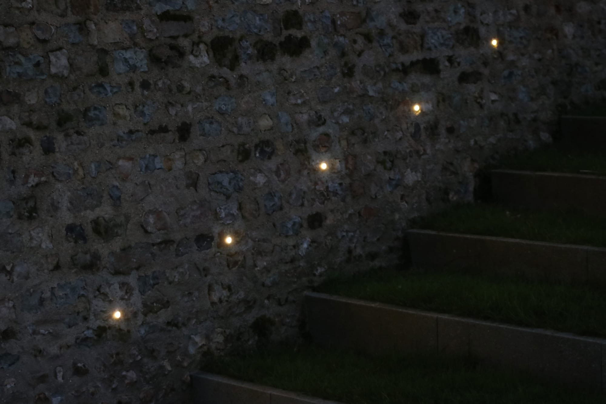 Implantation Spots LED dans mur de pierres ©F.Dubois