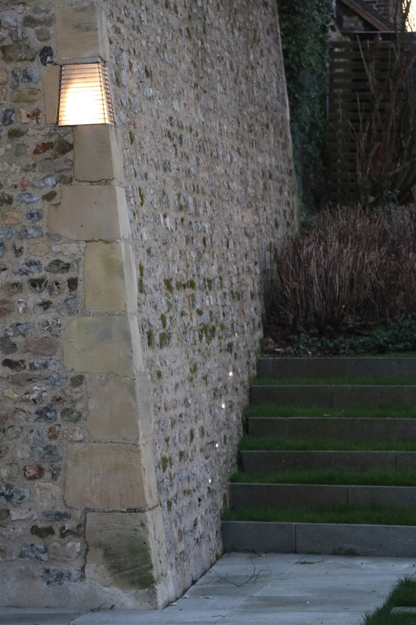Implantation Spots LED dans mur de pierres ©F.Dubois