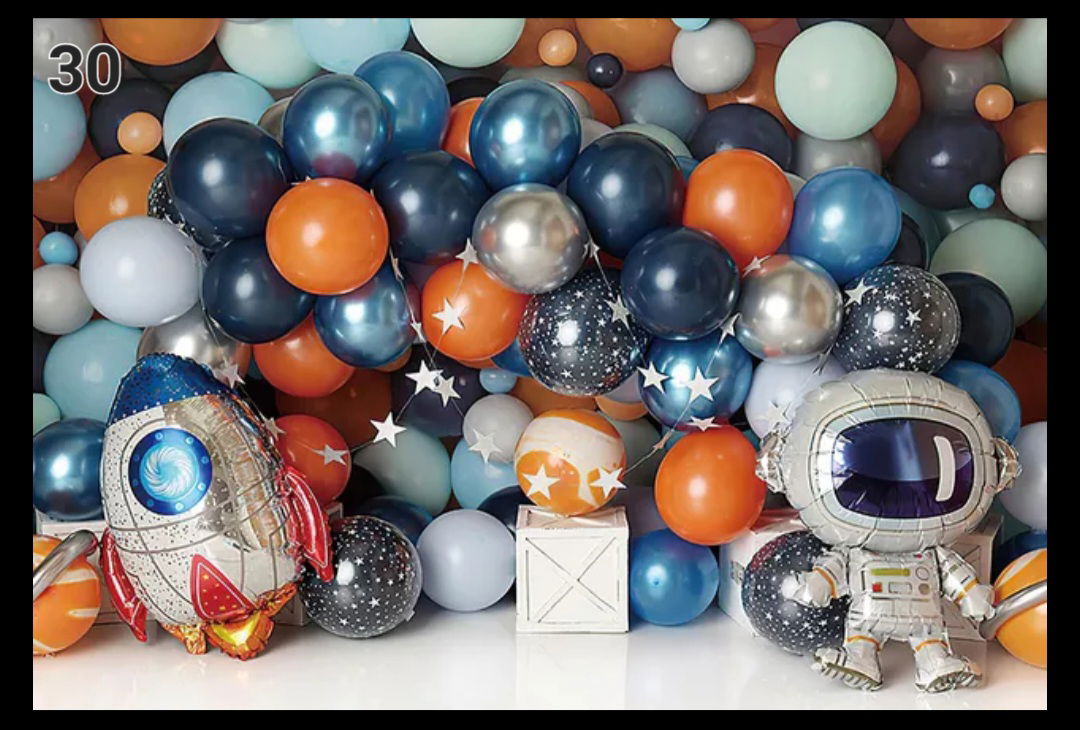 בסטודיו מגוון גדול של רקעים לבחירתכם. 