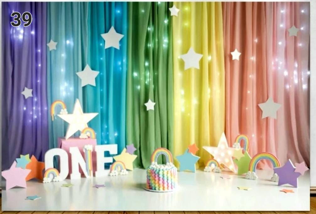 בסטודיו מגוון גדול של רקעים לבחירתכם. 