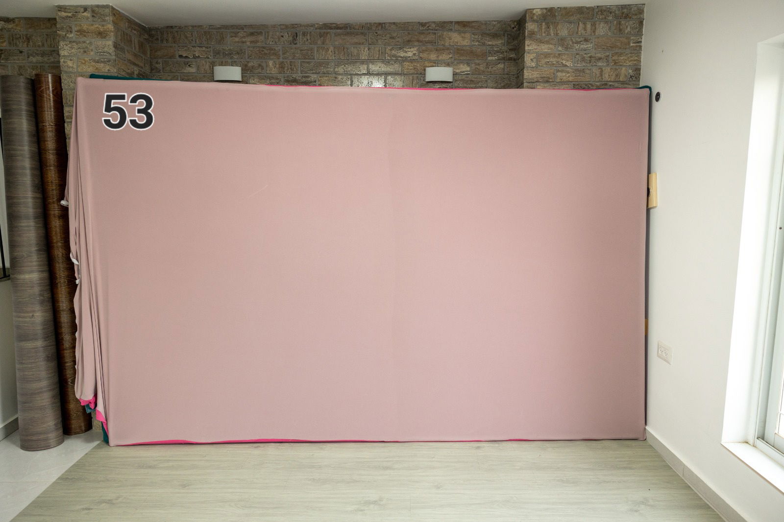 בסטודיו מגוון גדול של רקעים לבחירתכם. 