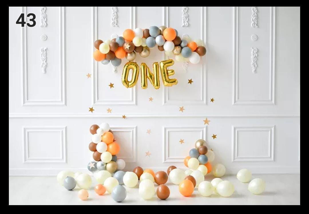 בסטודיו מגוון גדול של רקעים לבחירתכם. 