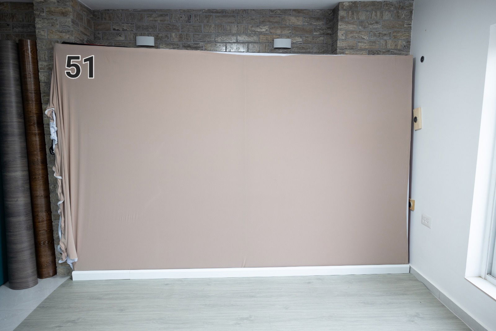 בסטודיו מגוון גדול של רקעים לבחירתכם. 