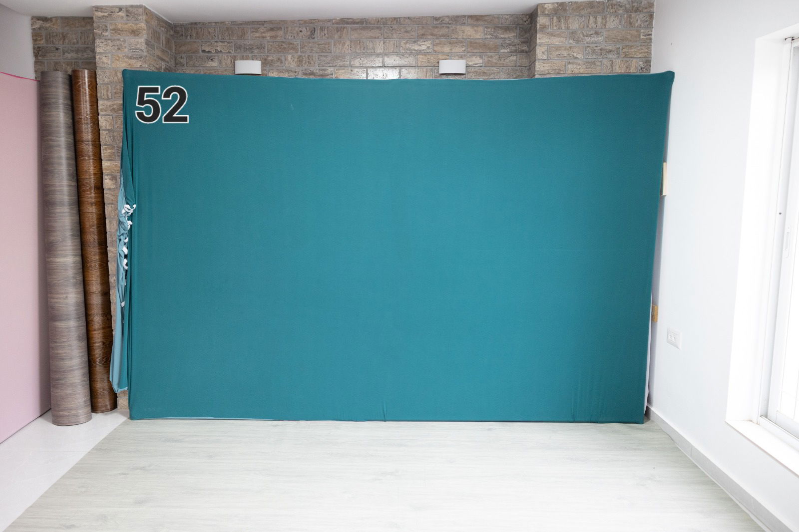 בסטודיו מגוון גדול של רקעים לבחירתכם. 