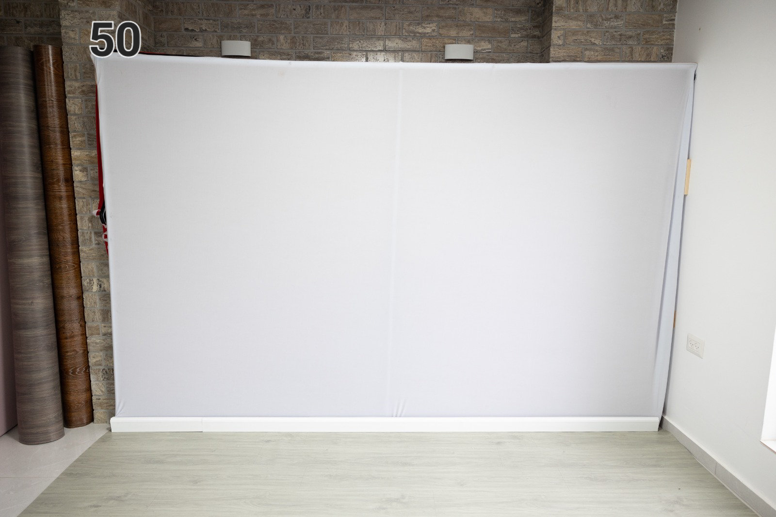 בסטודיו מגוון גדול של רקעים לבחירתכם. 