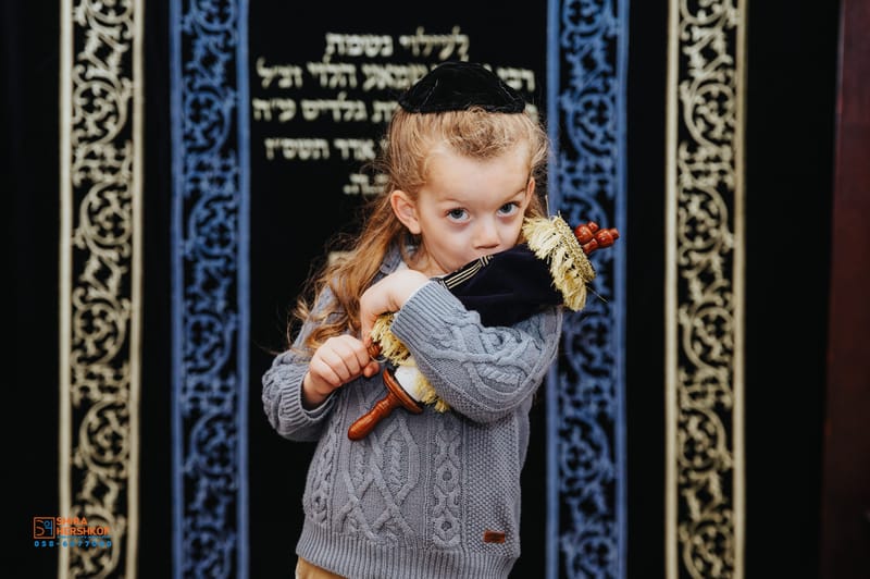 רגע לפני שהבייבי שלנו נהפך מפעוט לגבר קטנטן ניצור מזכרת בלתי נשכחת מהשיער שעוד רגע ונגזר.