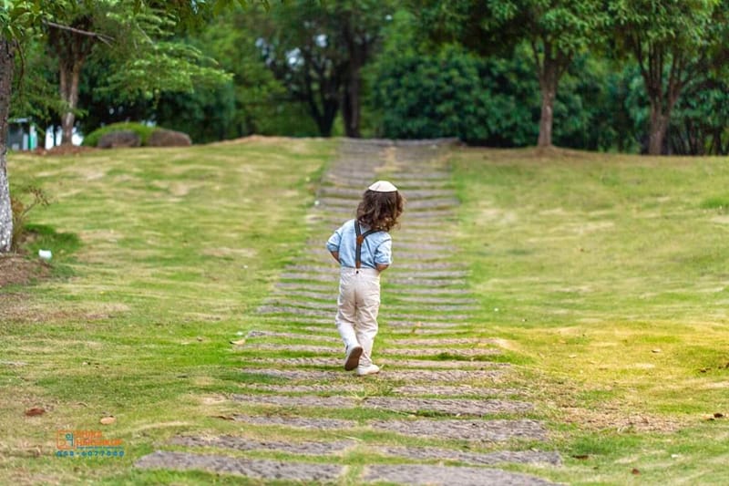 רגע לפני שהבייבי שלנו נהפך מפעוט לגבר קטנטן ניצור מזכרת בלתי נשכחת מהשיער שעוד רגע ונגזר.