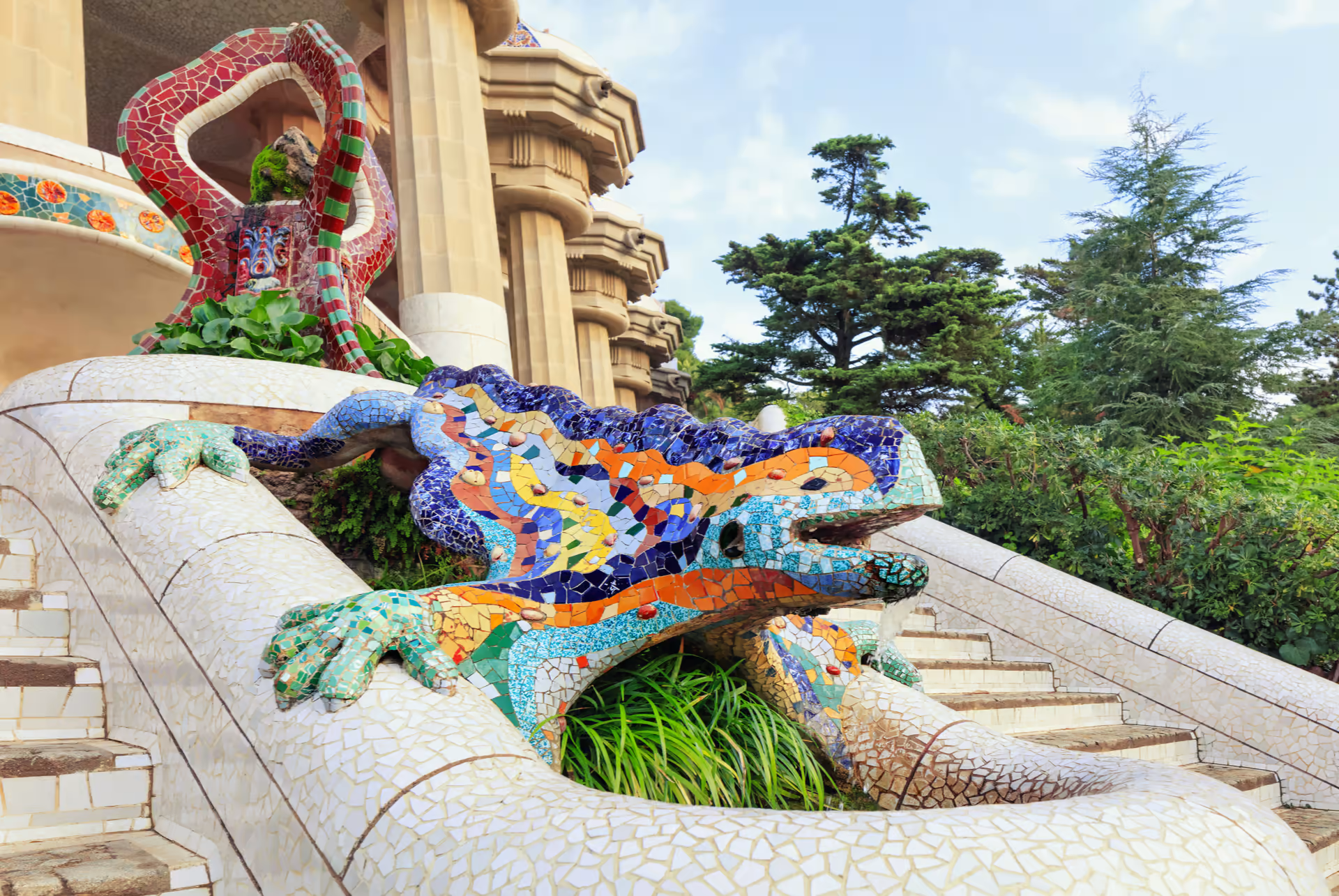 NICHÉ AU CŒUR DE BARCELONE, LE PARC GÜELL ÉMERVEILLE LES VISITEURS