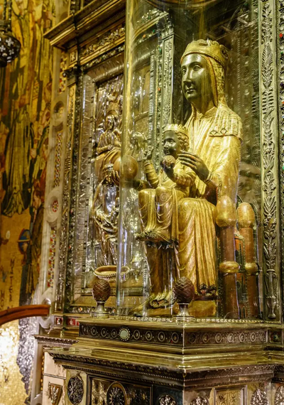 MONTSERRAT, NICHÉ MAJESTUEUSEMENT ENTRE LES CIEUX ET LA TERRE