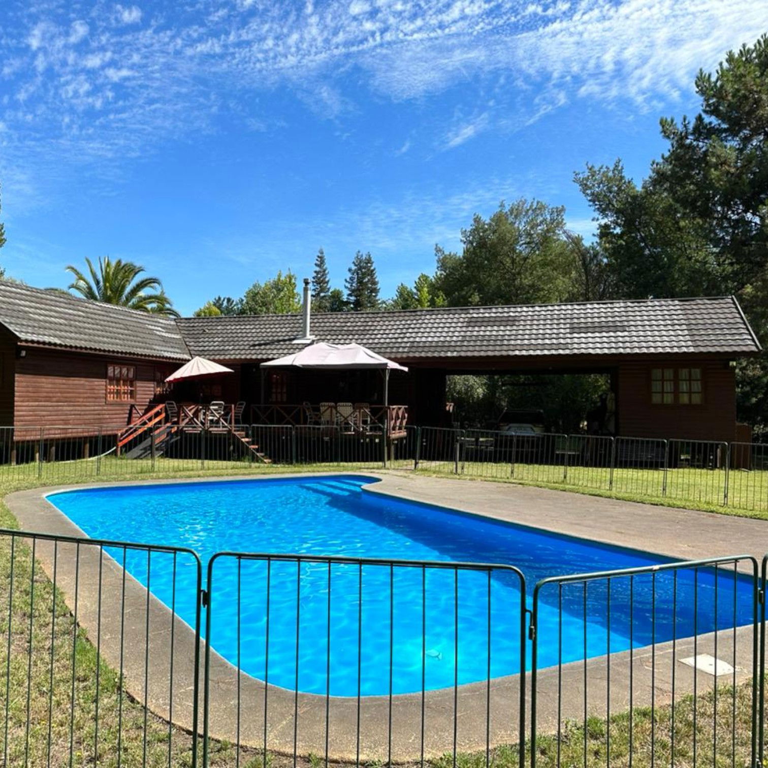 VENDE encantadora Casa con Piscina en Quillón en Terreno Urbano.