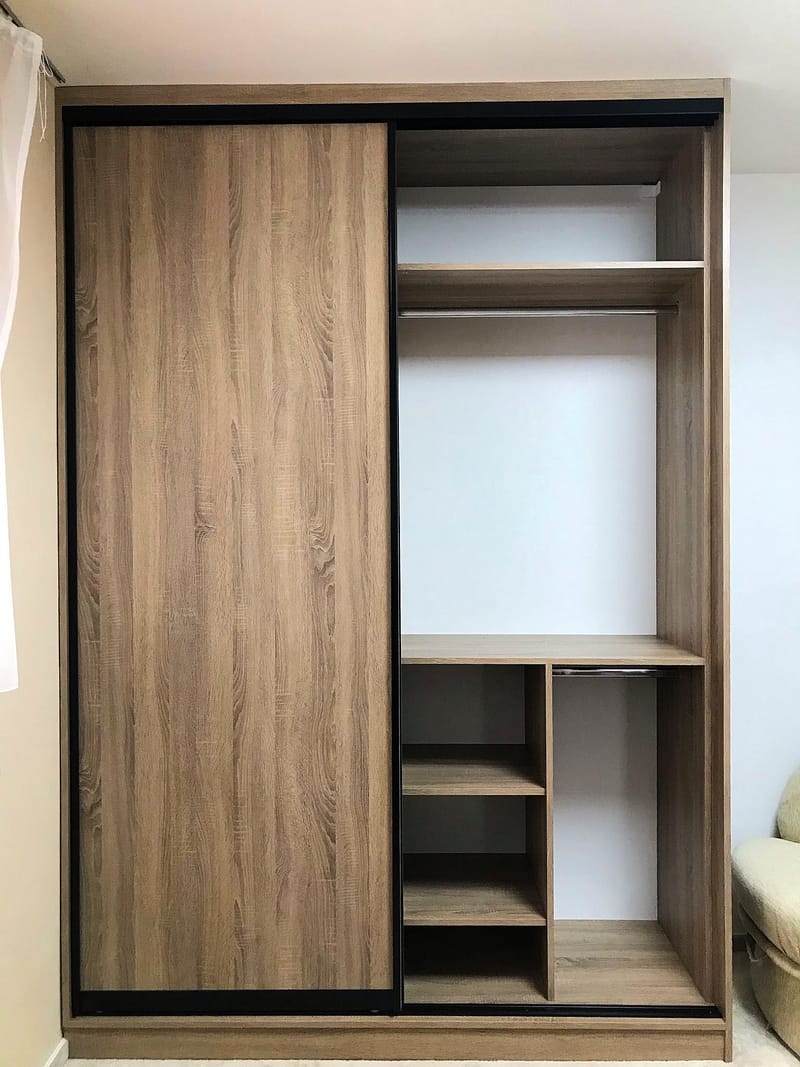 Šatní skříň s černými doplňky 