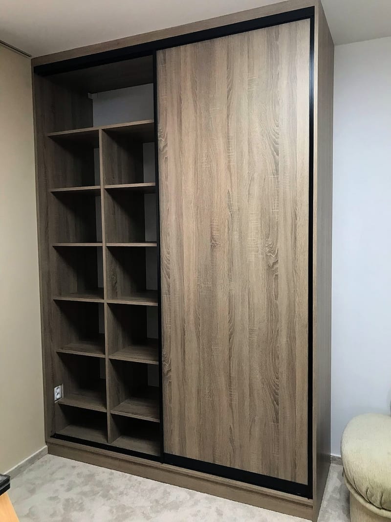 Šatní skříň s černými doplňky 