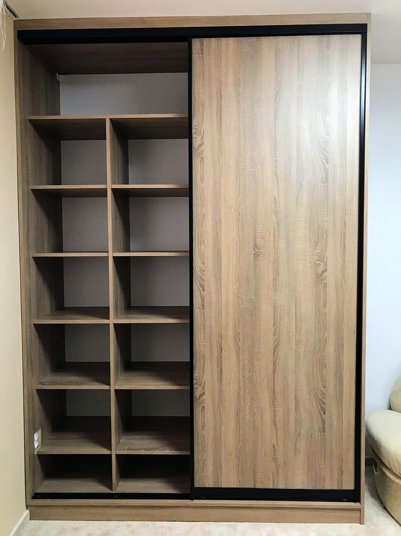 Šatní skříň s černými doplňky 