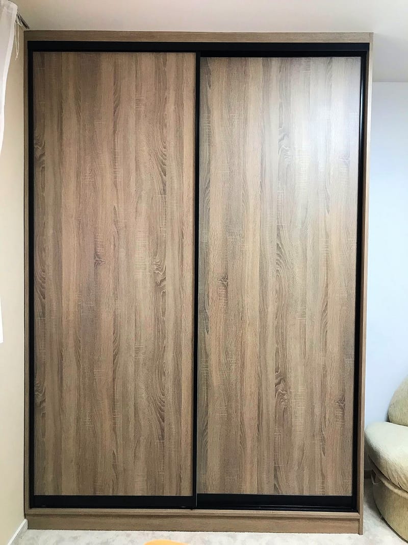 Šatní skříň s černými doplňky 