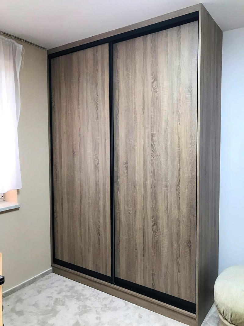 Šatní skříň s černými doplňky 