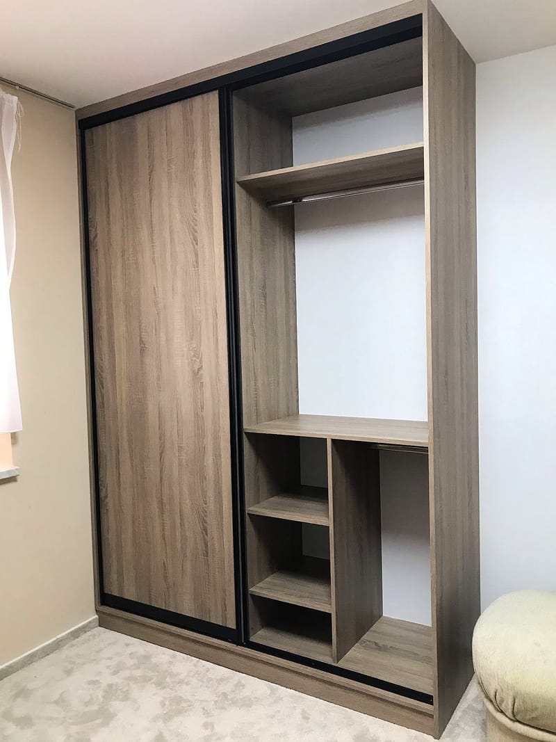 Šatní skříň s černými doplňky 