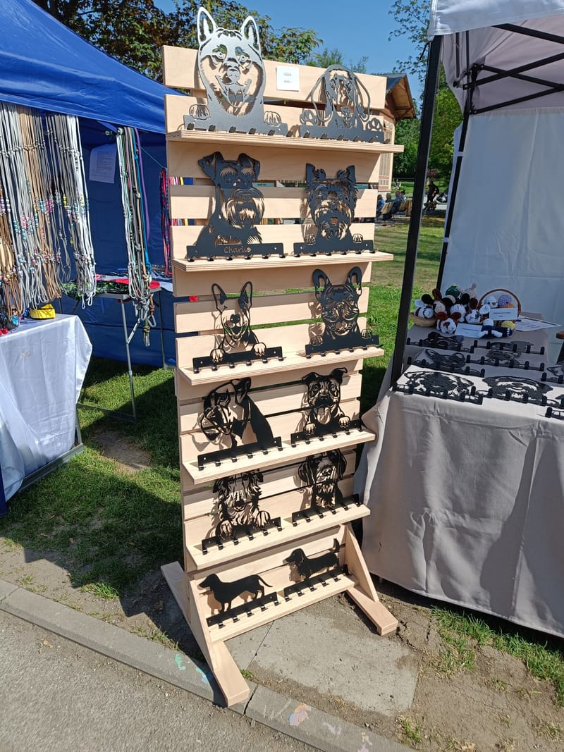 Stavitelné a rozložitelné stojany