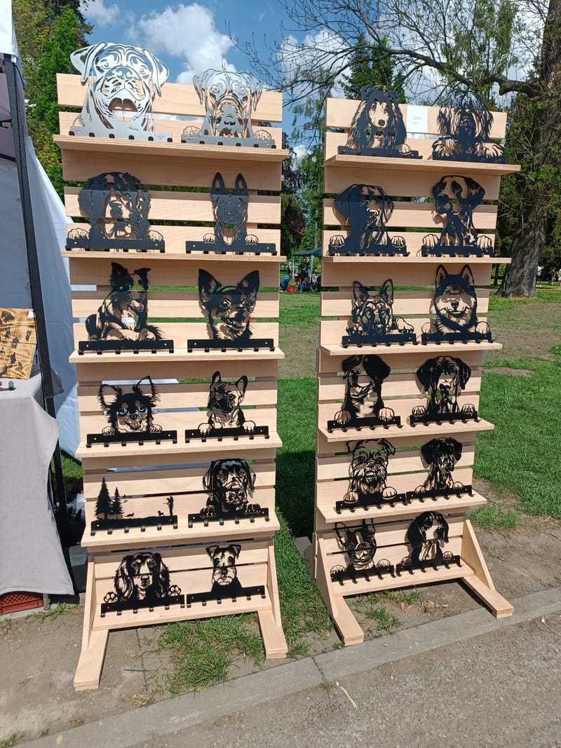 Stavitelné a rozložitelné stojany