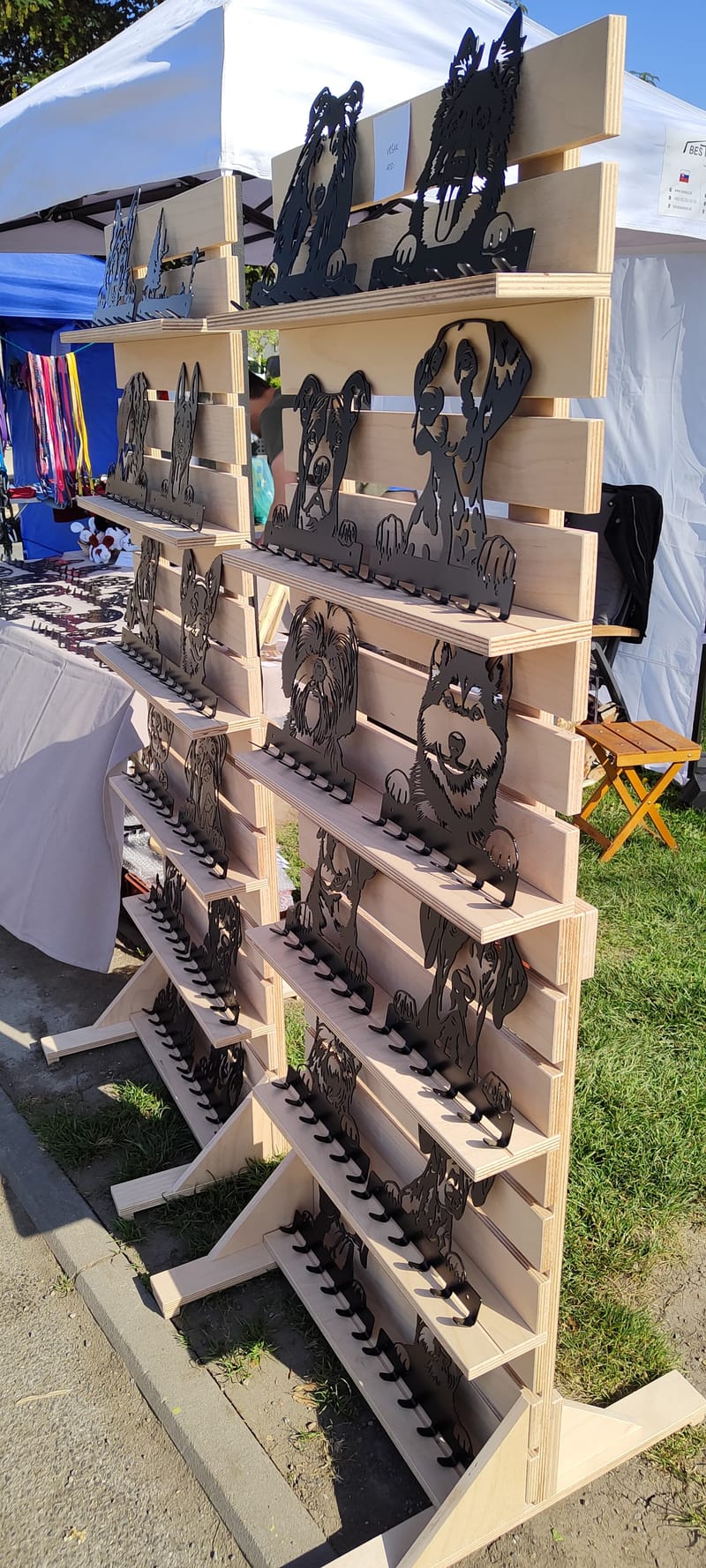 Stavitelné a rozložitelné stojany