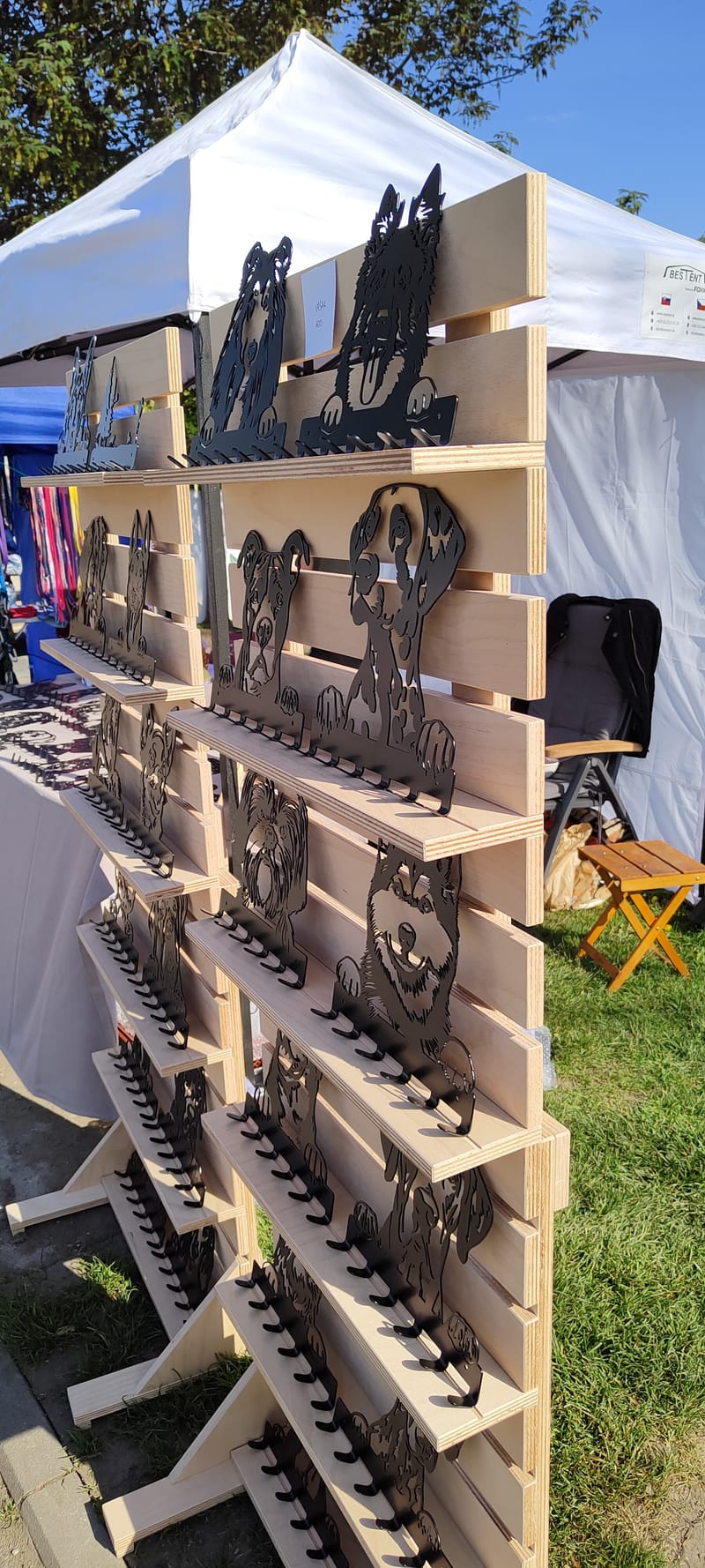 Stavitelné a rozložitelné stojany