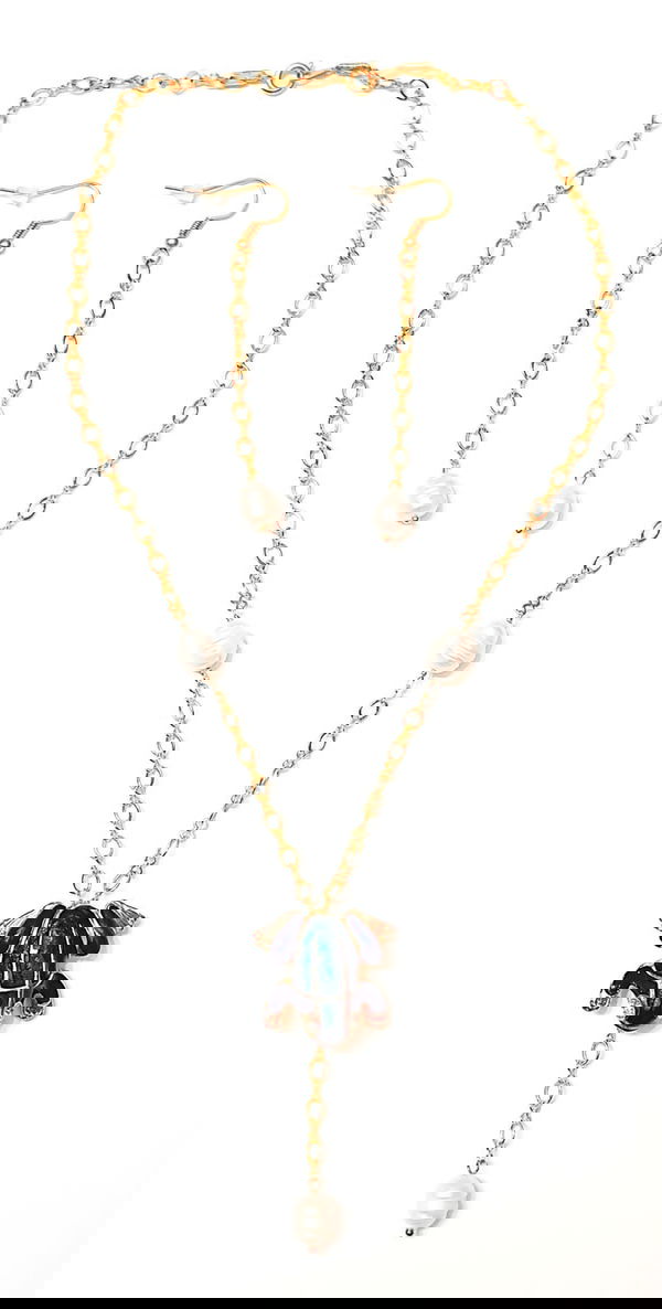 White pearls, gold-plated chain with vintage brooch