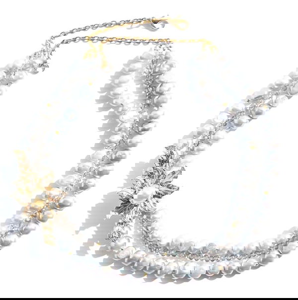 Freshwater pearls with vintage brooch