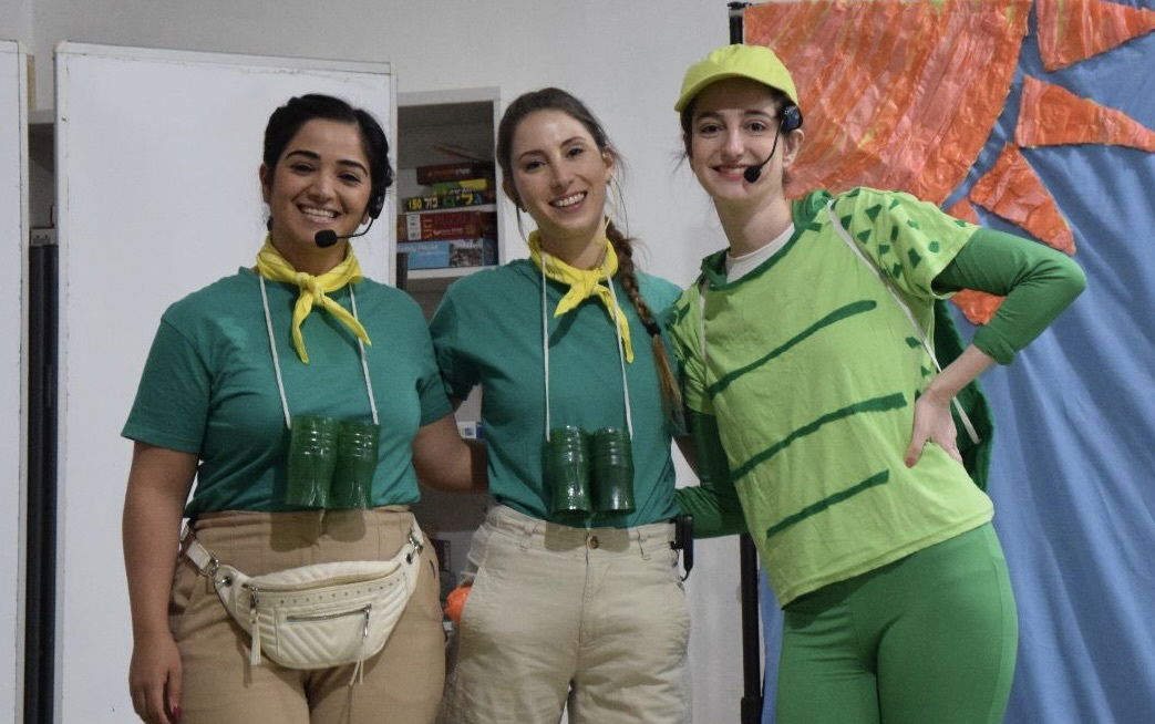 הצגה בגניגר