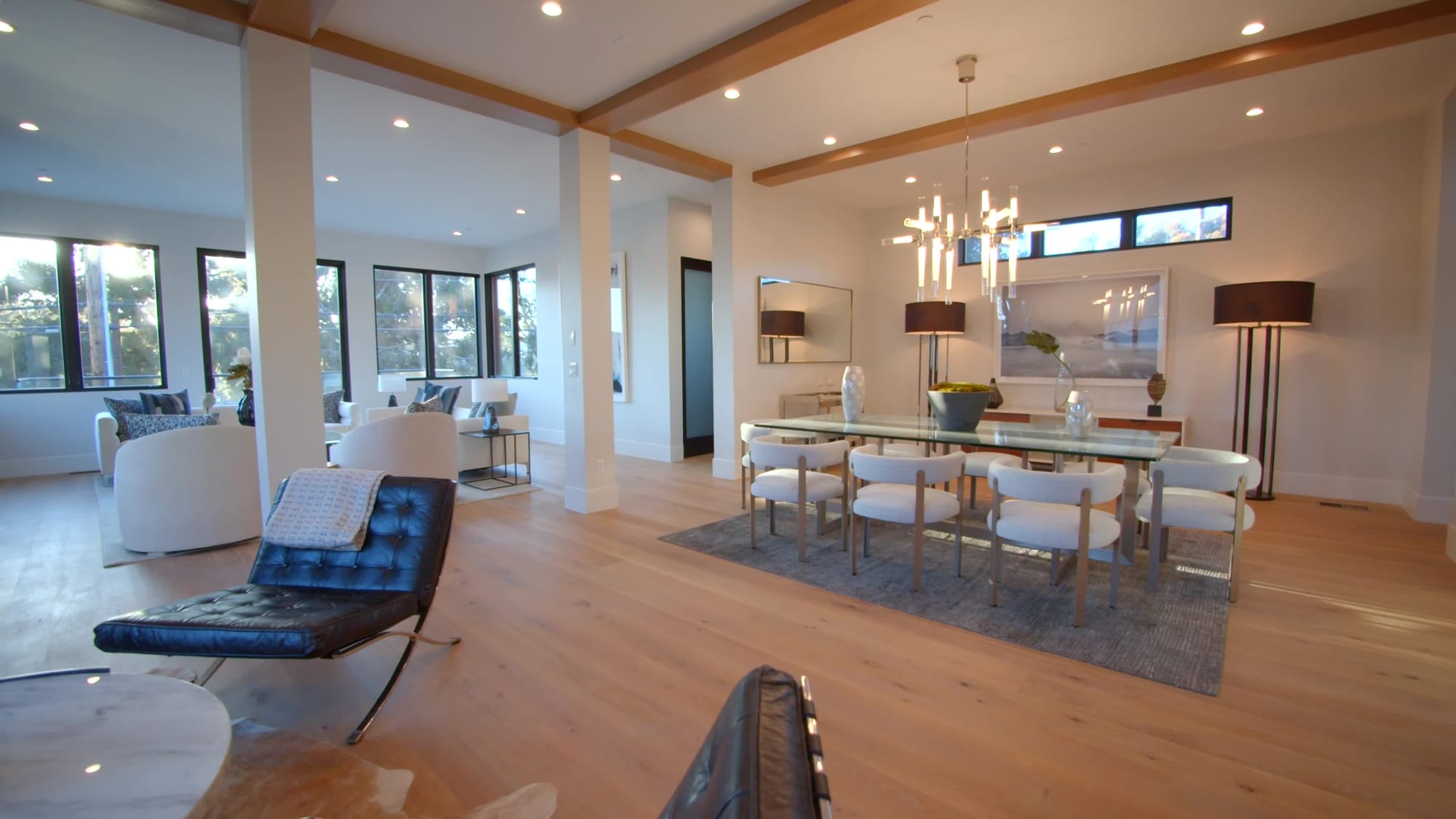 Stühle, Tische, Sofas