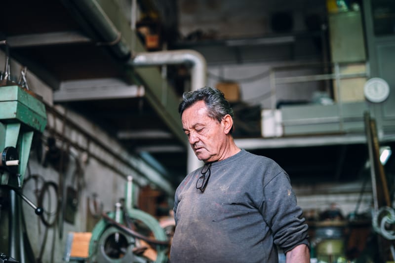 A stroll through the last remaining metal workshops in the Drapetsona area