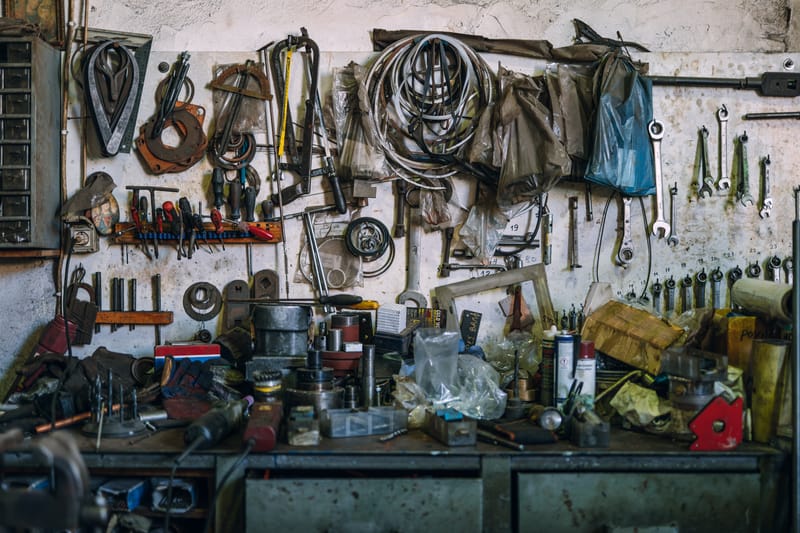 A stroll through the last remaining metal workshops in the Drapetsona area