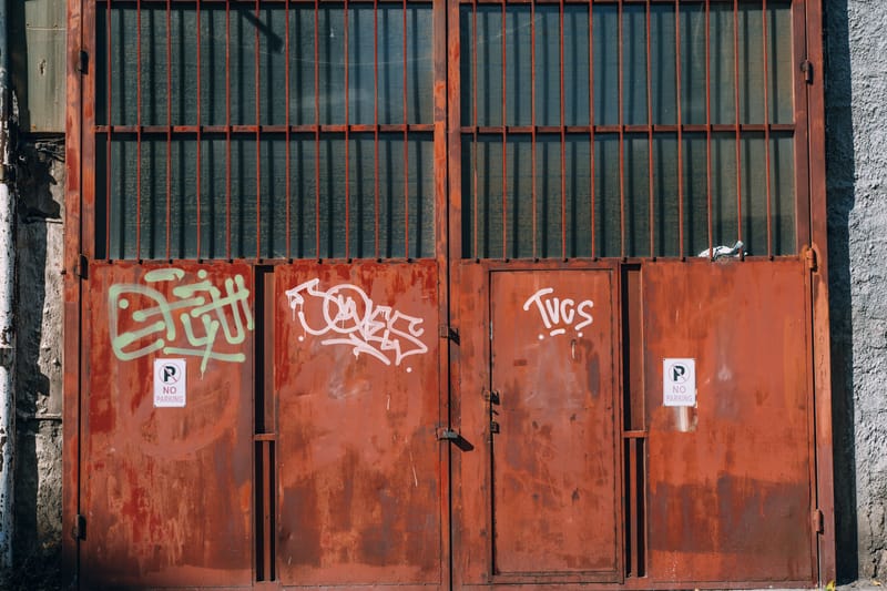 A stroll through the last remaining metal workshops in the Drapetsona area