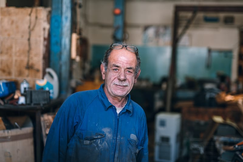 A stroll through the last remaining metal workshops in the Drapetsona area