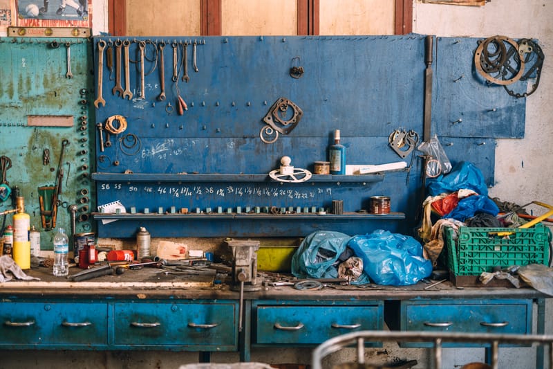 A stroll through the last remaining metal workshops in the Drapetsona area