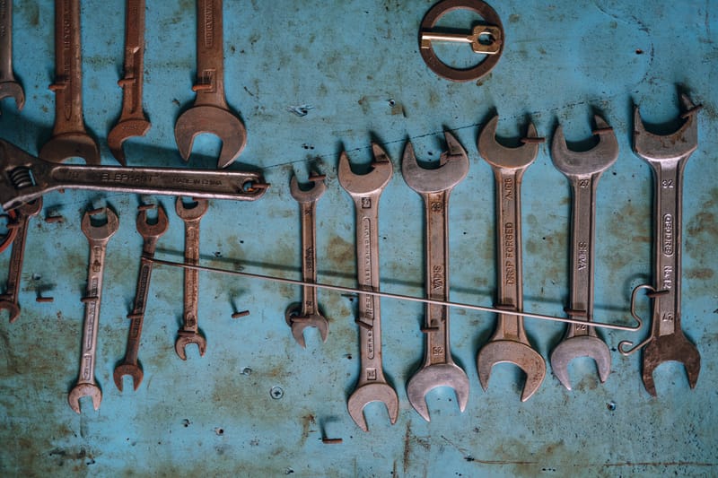 A stroll through the last remaining metal workshops in the Drapetsona area