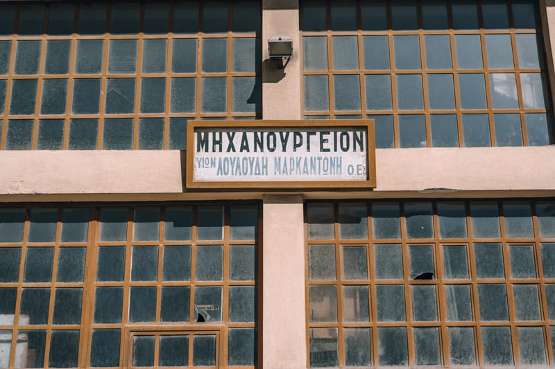 A stroll through the last remaining metal workshops in the Drapetsona area