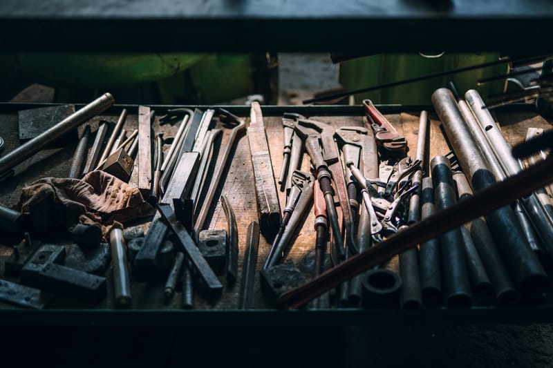 A stroll through the last remaining metal workshops in the Drapetsona area