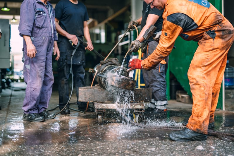 A stroll through the last remaining metal workshops in the Drapetsona area