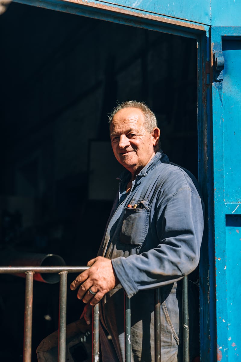 A stroll through the last remaining metal workshops in the Drapetsona area