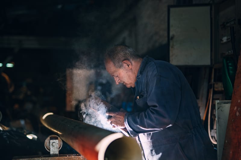 A stroll through the last remaining metal workshops in the Drapetsona area