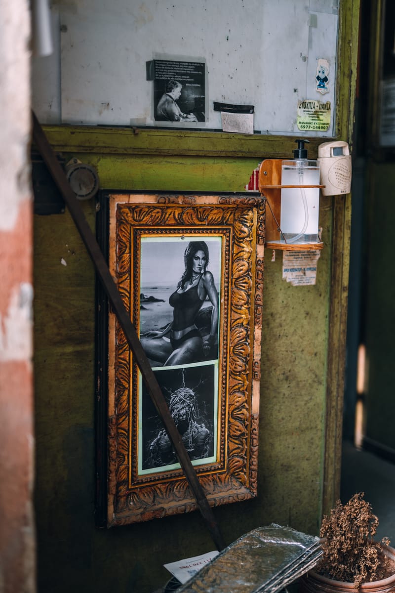 A stroll through the last remaining metal workshops in the Drapetsona area