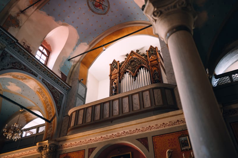 Walking through the medieval settlement of Ano Syros